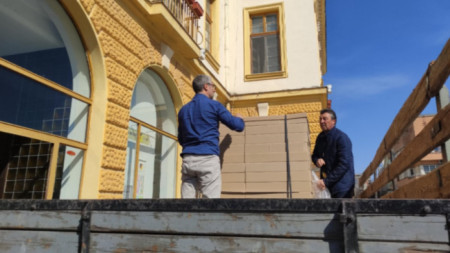 Разтовариха бюлетините за вота на 2 април в Сливен