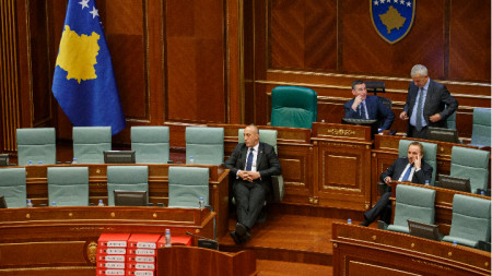 Опозицията в Косово иска парламентът да приеме резолюция, забраняваща на президента Хашим Тачи да преговаря със Сърбия по териториални въпроси.