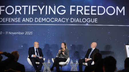 Заместник-говорителят на НАТО Клеър Краанен присъства на форум за отбраната и демокрацията в София