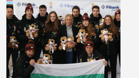 Мария Гроздева с младите ни олимпийци.