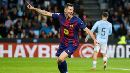 Роберт Левандовски се радва след втория си гол срещу Селта.