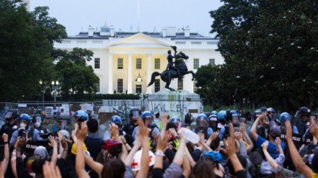Полицията попречи на демонстранти да свалят статуята на Андрю Джаксън край Белия дом.