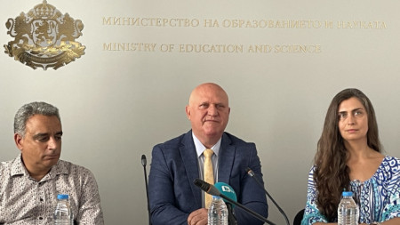 Галин Цоков (в средата) и Елена Маринова (дясно)