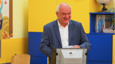 Служебният премиер Димитър Главчев гласува в столичното 5 ОУ 
