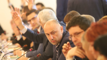 На заседанието на Комисията по бюджет и финанси на НС, в центъра - Любомир Каримански.