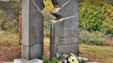 Паметник на загиналите в самолетната катастрофа край Тлачене 