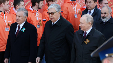 Президентите на Узбекистан, Казахстан и Русия и премиерът на Армения на Червения площад, 9 май 2023 г.