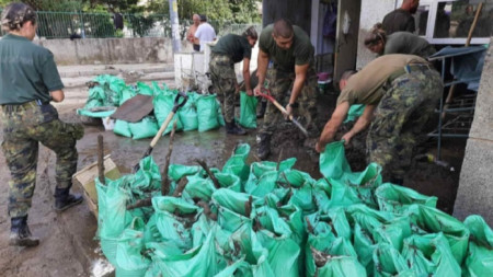 61-а Стрямска механизирана бригада оказва помощ за възстановяване от наводнението в Карлово