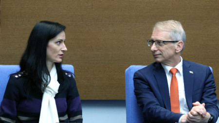 Вицепремиерът и министър на външните работи Мария Габриел и министър-председателят Николай Денков по време на разискванията по вота на недоверие в НС -  15 ноември 2023 г.