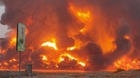 Кадър от видео, публикувано от медийния център на хутите, показва огън и дим, издигащи се след израелските въздушни удари в пристанищния град Ходейда, Йемен, 20 юли 2024 г.