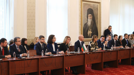 Днес външните министрите на Украйна и България - Дмитро Кулеба и Теодора Генчовска, се срещнаха с депутати от Комисията по външна политика.