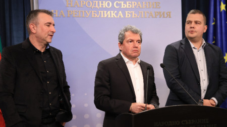 Ивайло Вълчев, Тошко Йорданов и Станислав Балабанов от ИТН направиха изявление пред медиите в НС - 3 октомври 2023 г.. 