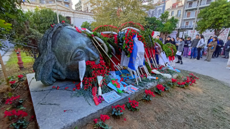 Гърция полагат цвета на мемориал на входа на Атинската политехника, 16 ноември 2022 г.