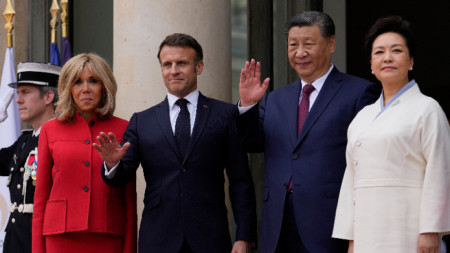 Френският президент Еманюел Макрон и съпругата му Брижит Макрон, вляво, и президентът на Китай Си Цзинпин и съпругата му Пън Лиюан позират на стълбите на Елисейския дворец, 6 май 2024 г.