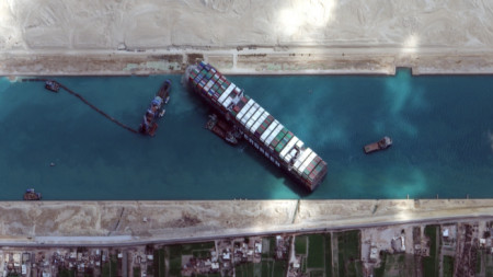 Контейнеровоз заседна и блокира движението през Суецкия канал за шест дни през 2021 година
