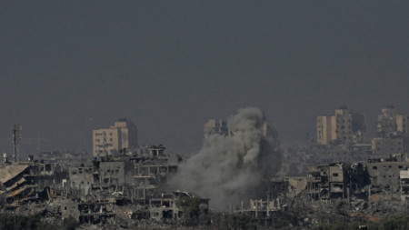 Димът се издига от ивицата Газа по време на продължаващите бомбардировки от израелските военни, 31 октомври 2023 г
