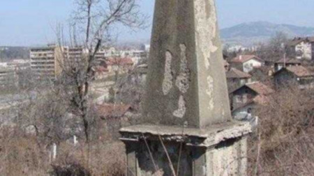 Изграденият през 1930 година паметник се намира в старото гробище на Перник, но е занемарен и частично разрушен.
