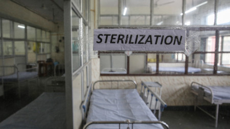Отделение за предполагаеми случаи на маймунска шарка в инфекциозната болница Kasturba в Мумбай, Индия, май 2022 г. Според СЗО маймунската шарка се причинява от вирус от рода на ортопоксвирусите в семейството Poxviridae.
