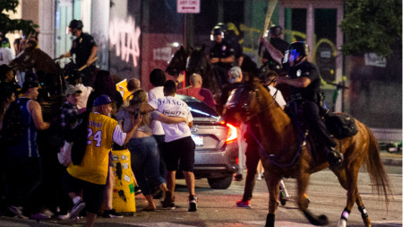 В борбата с безредиците се включи и конна полиция.