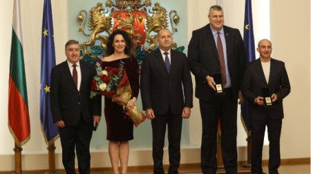 Президентът Румен Радев с (от ляво- на дясно): Стоян Димитров, Мария Петрова, Любомир Ганев, и Серафим Бързаков.