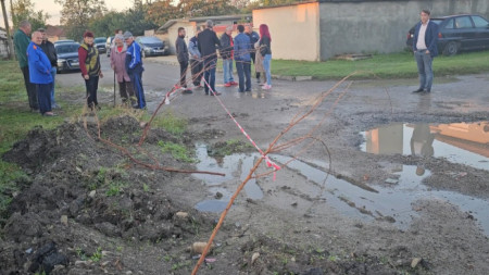 Повод за анализа стана недоволството на жителите на село Крушаре, заради честите аварии в остарелия водопровод.