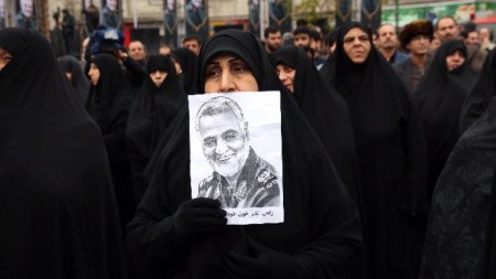 Иранка държи портрета на генерал Солеймани на протест в Техеран -  4 януари 2020 г. 
