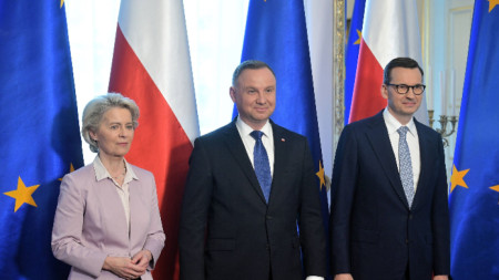 Председателката на ЕК Урсула фон дер Лайен, президентът на Полша Анджей Дуда и премиерът на Полша Матеуш Моравецки - Варшава, 2 юни 2022