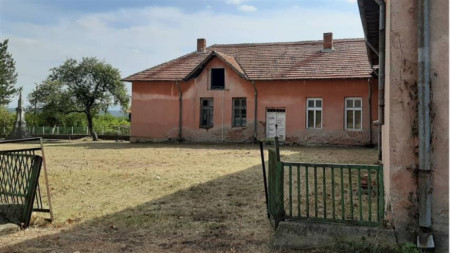 Прогимназията в село Костичовци