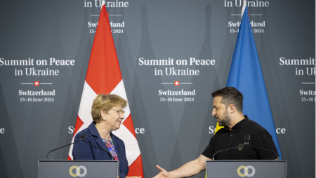 Switzerland's President Viola Amherd (L) and Ukraine's President Volodymyr Zelenskiy (R)