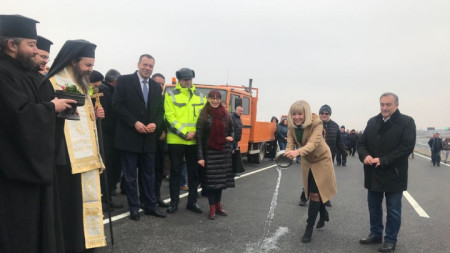 Регионалният министър Петя Аврамова, заедно с транспортния министър Росен Желязков, откри отсечката от Сандански до Кресна, завършена пет месеца предсрочно.