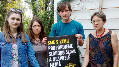 Лукаш Зорад (в средата) по време на демонстрация в солидарност с убития разследващ журналист Ян Куциак