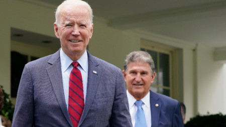 Американският сенатор Джо Манчин (на втори план) с президента Джо Байдън пред Белия дом, 24 юни 2024 г. 