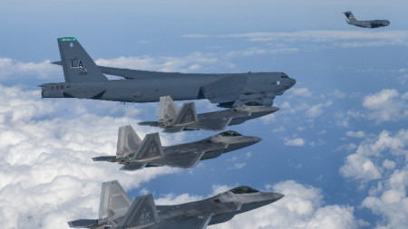 Илюстративна снимка - B-52H на ВВС на САЩ, самолети F-22 и C-17 по време на учение в Южна Корея, 20 декември 2022 г.