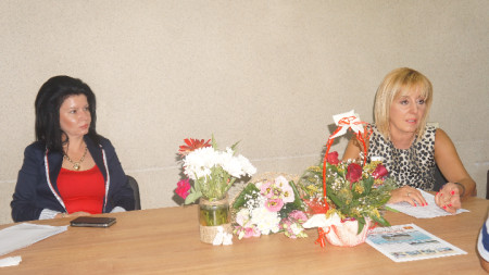 Омбудсманът Мая Манолова (вдясно) и кметът на община Козлодуй Маринела Николова по време на срещата с граждани.