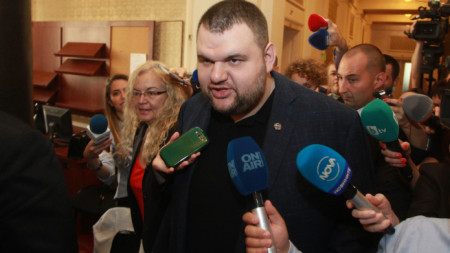 Пеевски, който е избран и за евродепутат от листата на ДПС, идва в парламента за пръв път тази година.