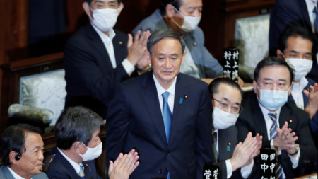 Йошихиде Суга (в средата, прав) е новият министър-председател на Япония