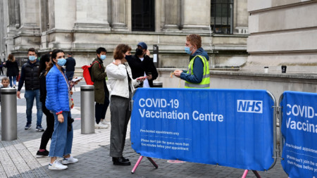 Великобритания продължава да регистрира рекорден брой заразени с Covid 19 за
