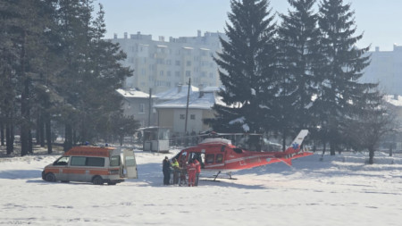 Медицински хеликоптер кацна в болницата в Разлог, за да транспортира пострадалия турист, 19.01.2025 г.