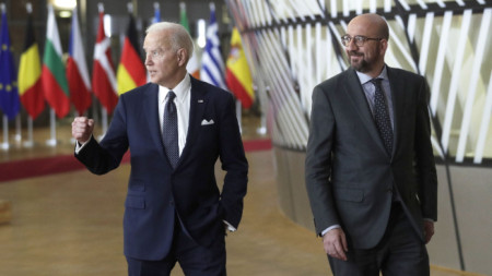 Президентът на САЩ Джо Байдън (вляво) и председателят на ЕС Шарл Мишел по време на лидерската среща в Брюксел - 24 март 2022
