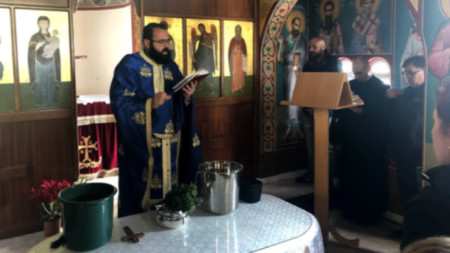 Отец Станислав Симеонов изнася служба пред наши сънародници.
