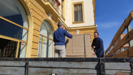 Разтоваряане на бюлетините за вота на 2 април в Сливен
