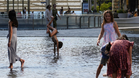 Деца играят във фонтан в Милано, 15 юли 2023 г.