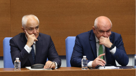 Служебният министър-председател Димитър Главчев и служебният министър на отбраната Атанас Запрянов в пленарната зала на Народното събрание.