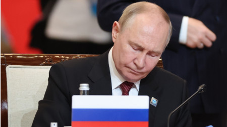 Руският президент Владимир Путин подписва документи на срещата на върха на Шанхайската организация за сътрудничество (ШОС) в Астана, Казахстан, 4 юли 2024 г.