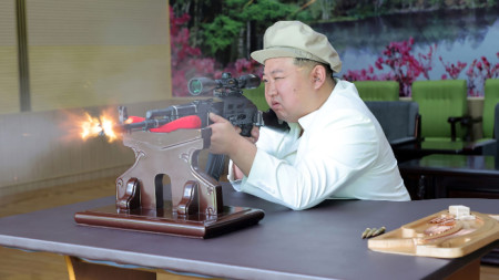 Ким Чен-ун на инспекция в оръжеен завод.