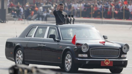 Президентът на Китай Си Цзинпин по време на парад по случай 70 години управление на Комунистическата партия