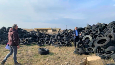 Депото за гуми е край буферната зона на резерват Атанасовско езеро