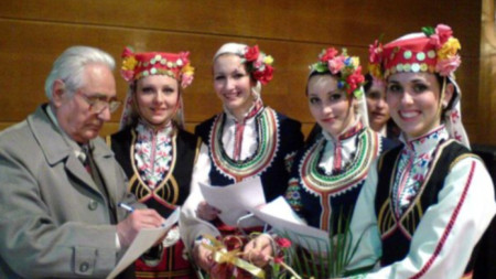 Михаил Букурещлиев дарява своя партитура на певиците от квартет „Абагар“