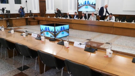 5 ноември - в сградата на МС трябваше да се проведе извънредно заседание на Националния съвет за тристранно сътрудничество, на който да бъде разгледан държавния бюджет и бюджетите на НЗОК и на ДОО. Представители на работодателските организации бойкотираха срещата и не влязоха на заседанието.