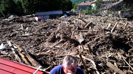 Срутени постройки след тежкото наводнение в карловското село Слатина